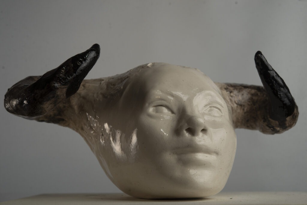 Niña Toro, ceramica esmaltada, josefina madariaga