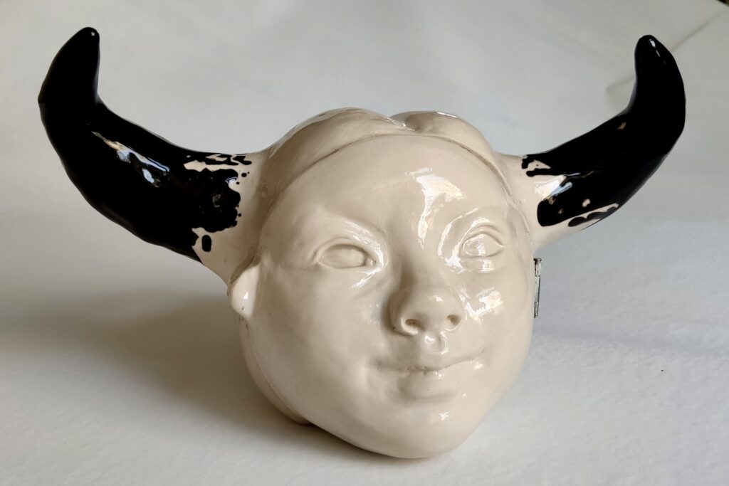 Niña Toro, ceramica esmaltada, josefina madariaga