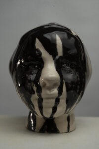 Carrie, cerámica esmaltada, 18 x 14 x 18 cm ,2024, serie Coleccionable N° 28