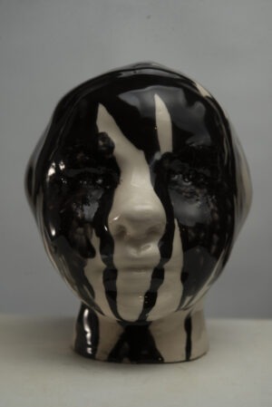 Carrie, cerámica esmaltada, 18 x 14 x 18 cm ,2024, serie Coleccionable N° 28