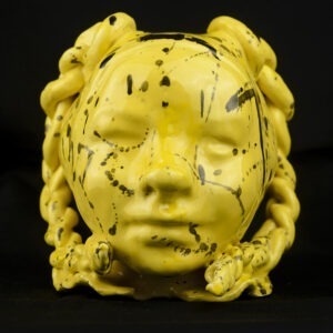 Niña amarilla, ceramica esmaltada, 18 x 15 x 17 cm, 2024. Serie Coleccionable N° 4