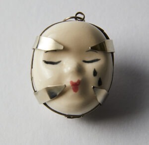 llorona ojos cerrados