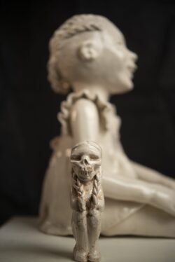 Mi pequeña amiga, costado, ceramica esmaltada, Josefina Madariaga