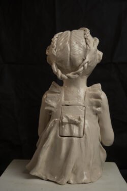 Mi pequeña amiga, espalda,ceramica esmaltada, Josefina Madariaga