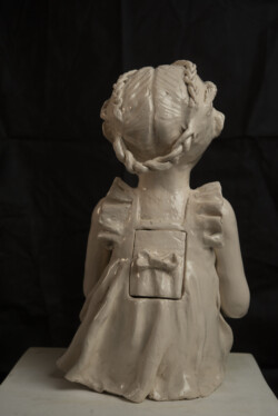 Mi pequeña amiga, ceramica esmaltada, Josefina Madariaga Mi pequeña amiga, espalda,ceramica esmaltada, Josefina Madariaga