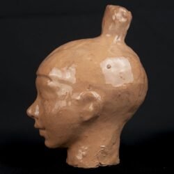 Niña con rodete, de perfil, ceramica esmaltada, Josefina Madariaga