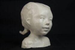 niña con dos trencitas, ceramica esmaltada, josefina madariaga