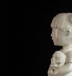 kunumicha, de perfil, ceramica esmaltada, Josefina Madariaga