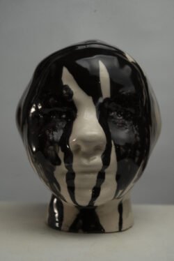 Carrie, cerámica esmaltada, 18 x 14 x 18 cm ,2024, serie Coleccionable N° 28