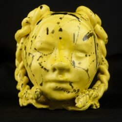Niña amarilla, ceramica esmaltada, 18 x 15 x 17 cm, 2024. Serie Coleccionable N° 4